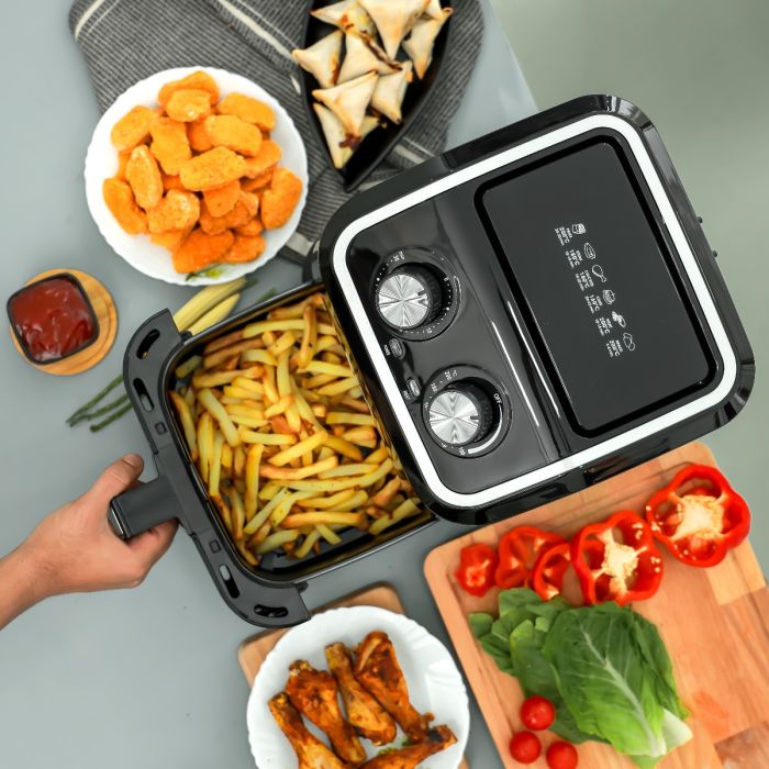 Air fryer with opned lid that shows capacity of it