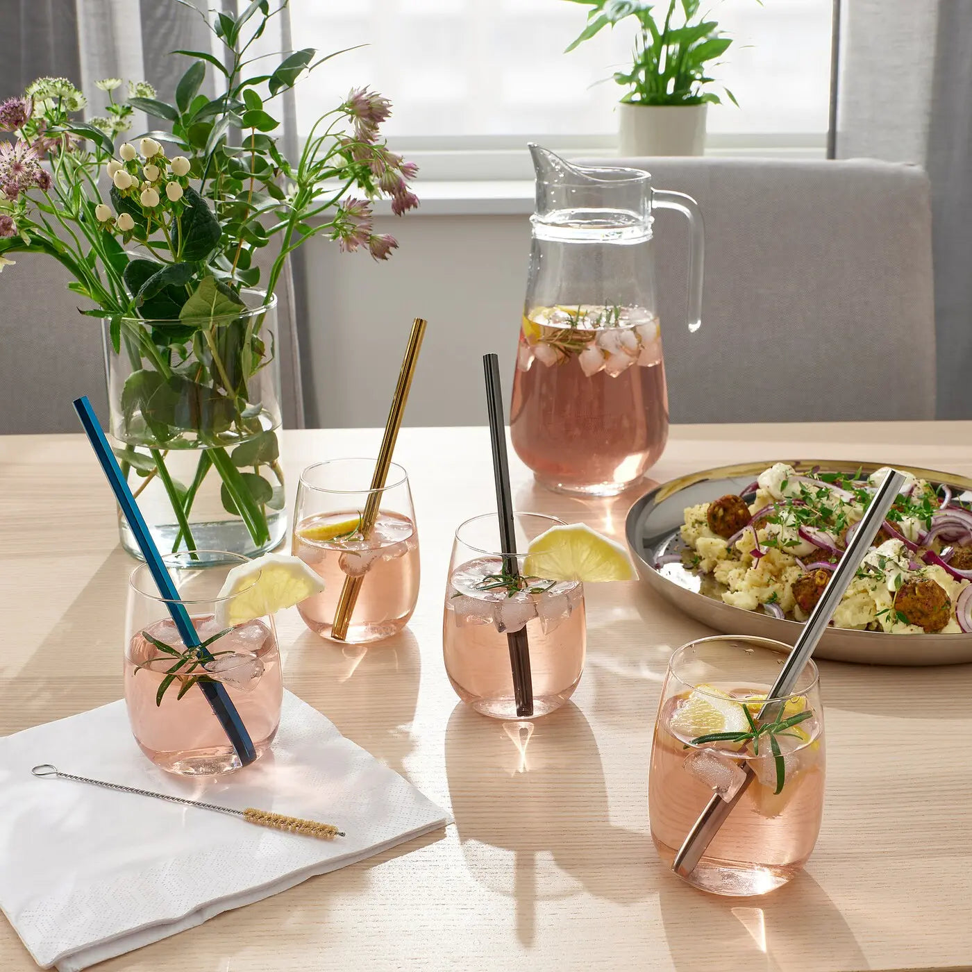 put in a differnt galsses differnt straws