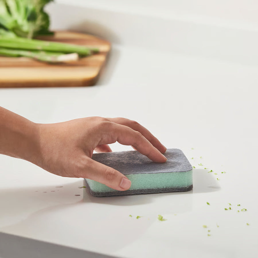 Using spongue to clean surfaces