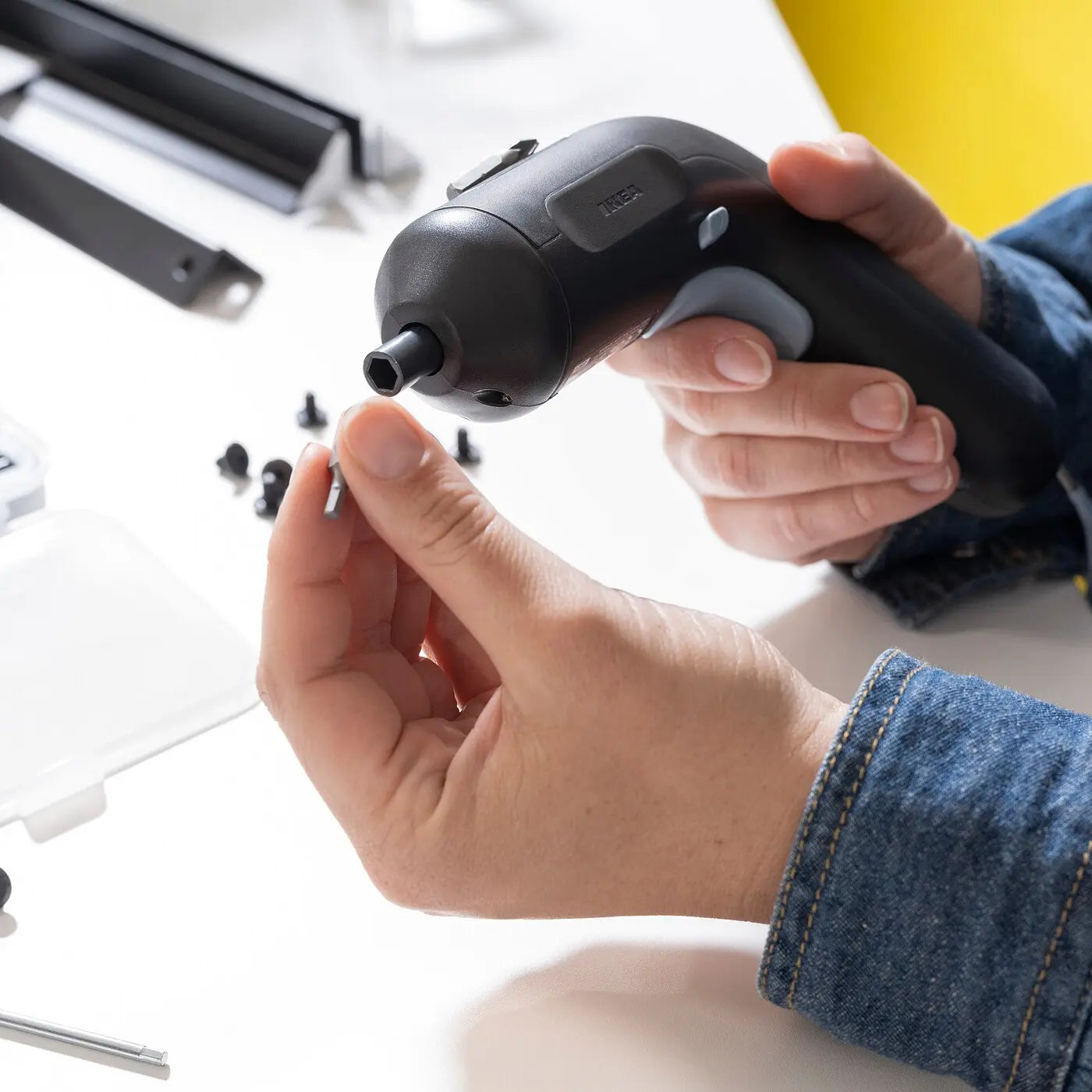 Screw driver has adgestable tip that suits different nails 