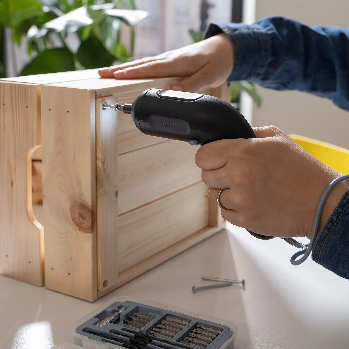 Shows how this screwdriver can use realy easily and hadle easily on day today works